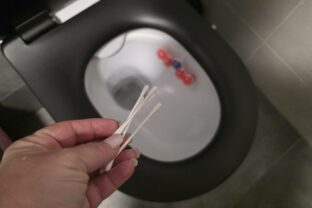 vyhadzovanie ušných tyčiniek do toalety