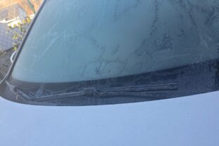 zamrznuté okno a stierače na aute