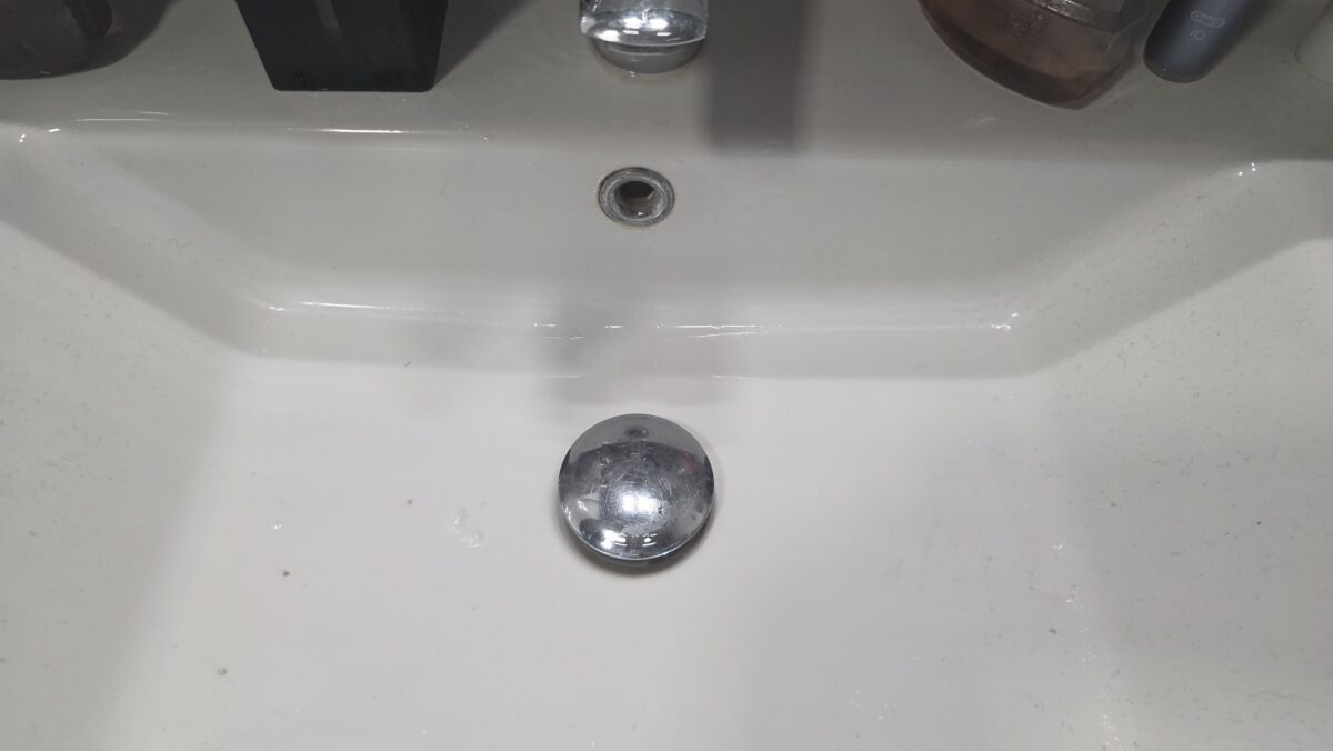 malý otvor pod batériou