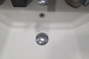 malý otvor pod batériou