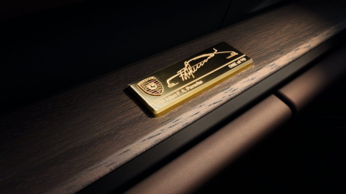 911 gt3 90 f_a_porsche_11.jpg