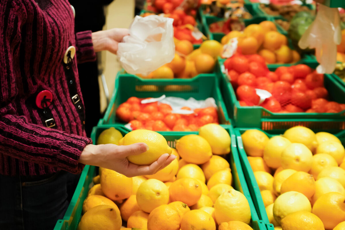výber ovocia v supermarkete