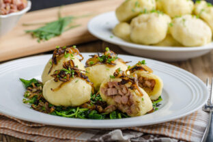 zemiakové knedle s údeným mäsom