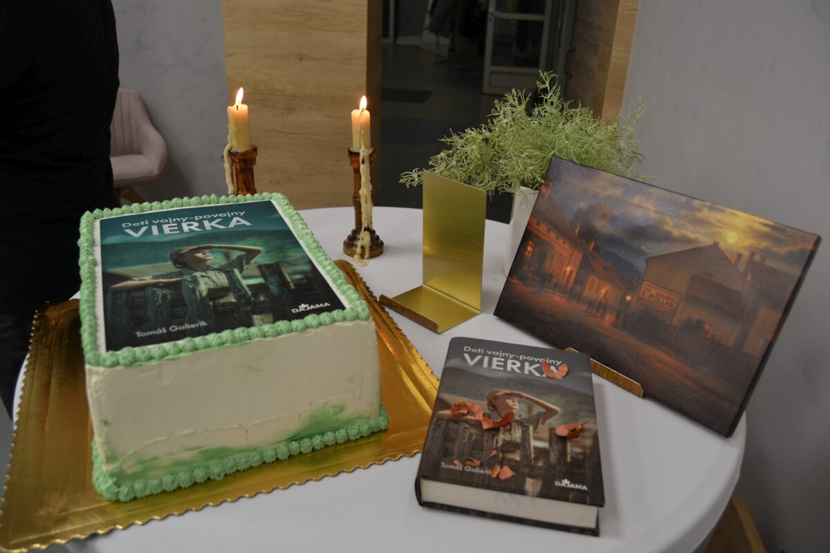 Pokrstená kniha stružlinkami z ceruzky vyrobenej v roku 1938.