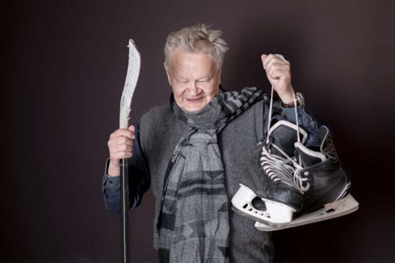 Old senior sporty male with hockey equipment b