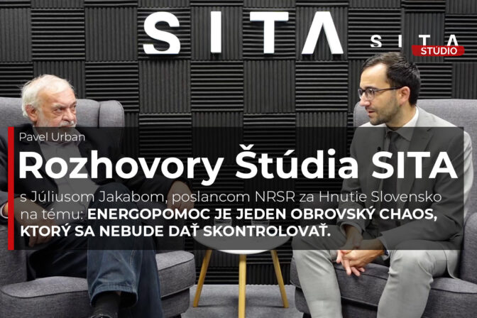 Július Jakab, poslanec NRSR za hnutie Slovensko v rozhovore s Pavelom Urbanom počas nahrávania video podcastu v Štúdiu SITA.