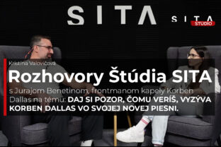Juraj Benetin, frontmanom kapely Korben Dallas v rozhovore s Kristínou Valovičovou počas nahrávania video podcastu v Štúdiu SITA.
