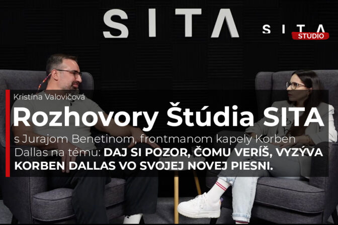 Juraj Benetin, frontmanom kapely Korben Dallas v rozhovore s Kristínou Valovičovou počas nahrávania video podcastu v Štúdiu SITA.
