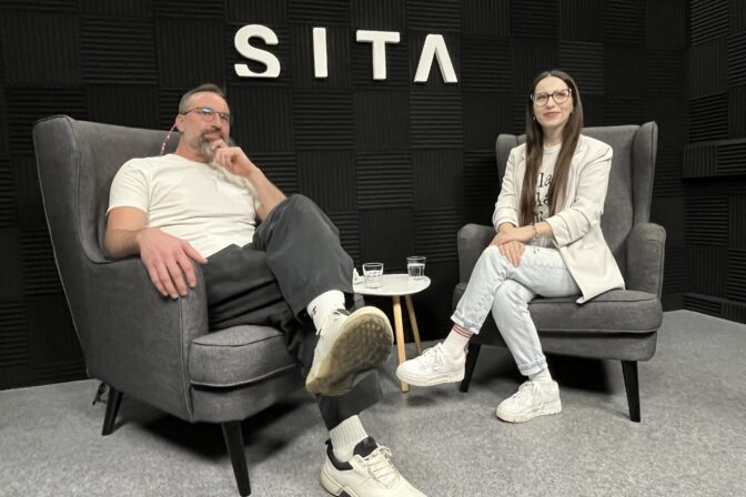 Juraj Benetin z kapely Korben Dallas počas rozhovoru pre SITA.