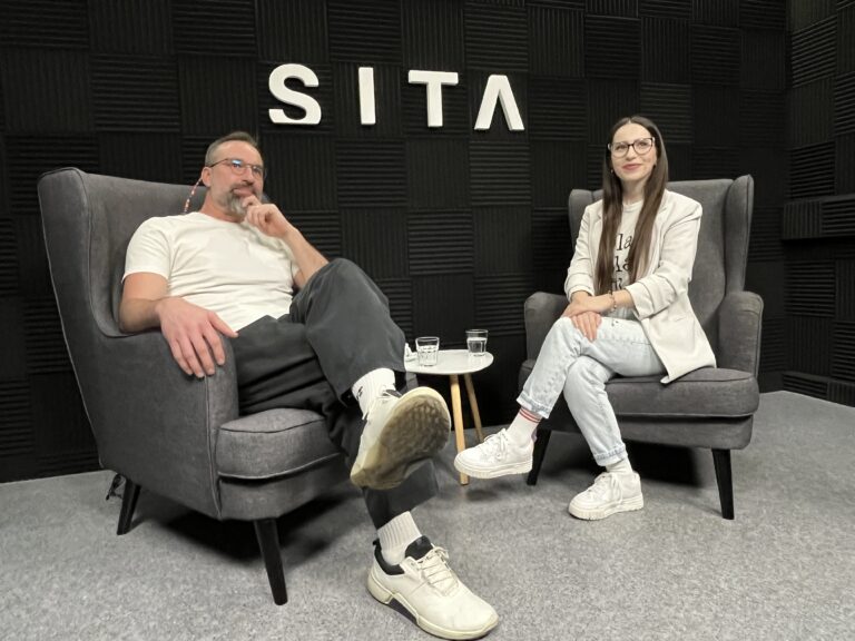 Juraj Benetin z kapely Korben Dallas počas rozhovoru pre SITA.