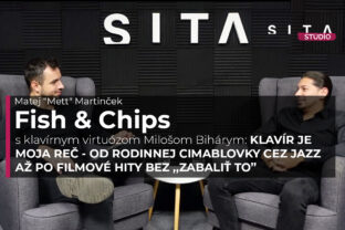 Miloš Biháry, klavírny virtuóz v štúdiu SITA počas nahrávania video podcastu Fish & Chips.