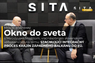 Miroslav Mojžita, viacnásobný slovenský veľvyslanec v rozhovore s Miroslavom Wlachovským počas nahrávania video podcastu v Štúdiu SITA.