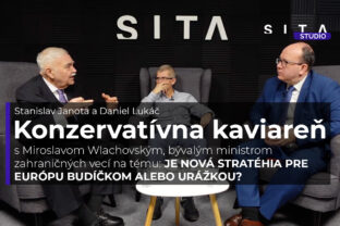Stanislav Janota, Daniel Lukáč a bývalý minister zahraničných vecí Miroslav Wlachovský počas nahrávania video podcastu Konzervatívna kaviareň v štúdiu SITA.
