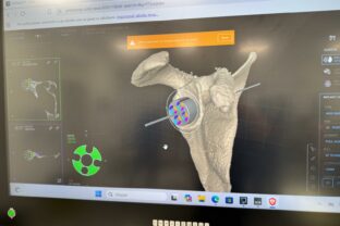 Mudr. mesiarik pri operacii 3.jpeg