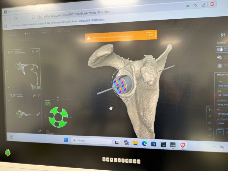 Mudr. mesiarik pri operacii 3.jpeg