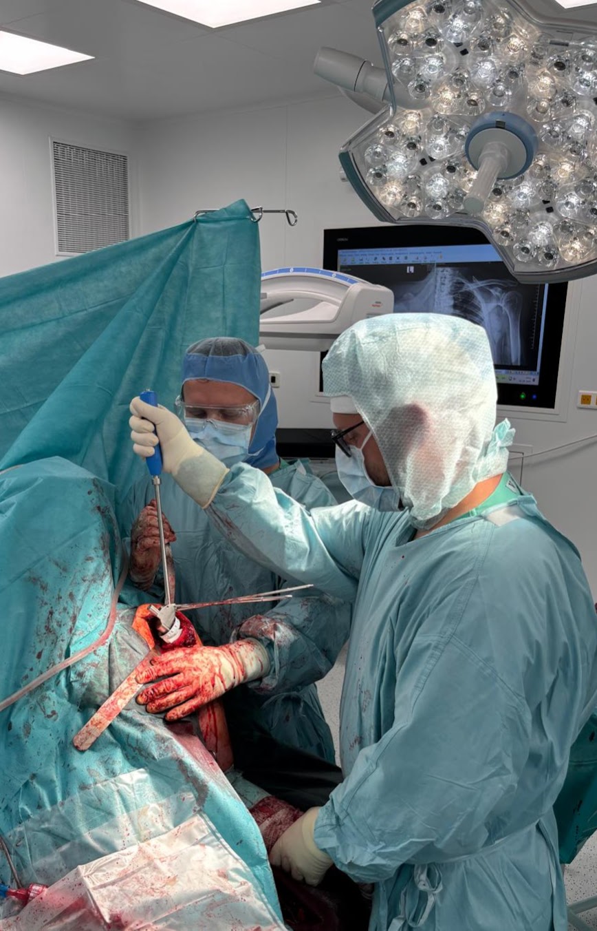 Mudr. mesiarik pri operacii 4.jpeg