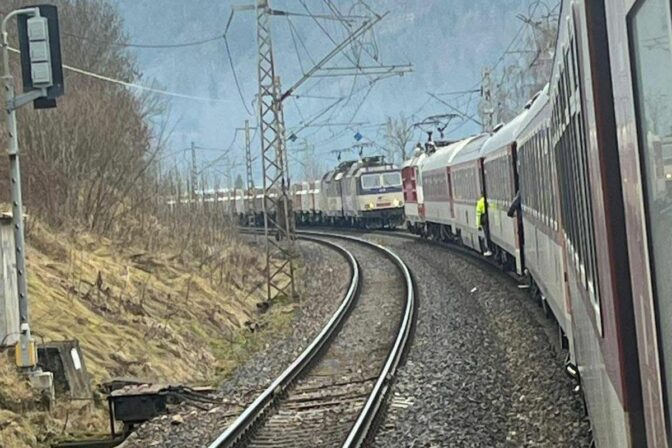 Na Liptove sa takmer zrazil Expres 609 Tatran s nákladným vlakom