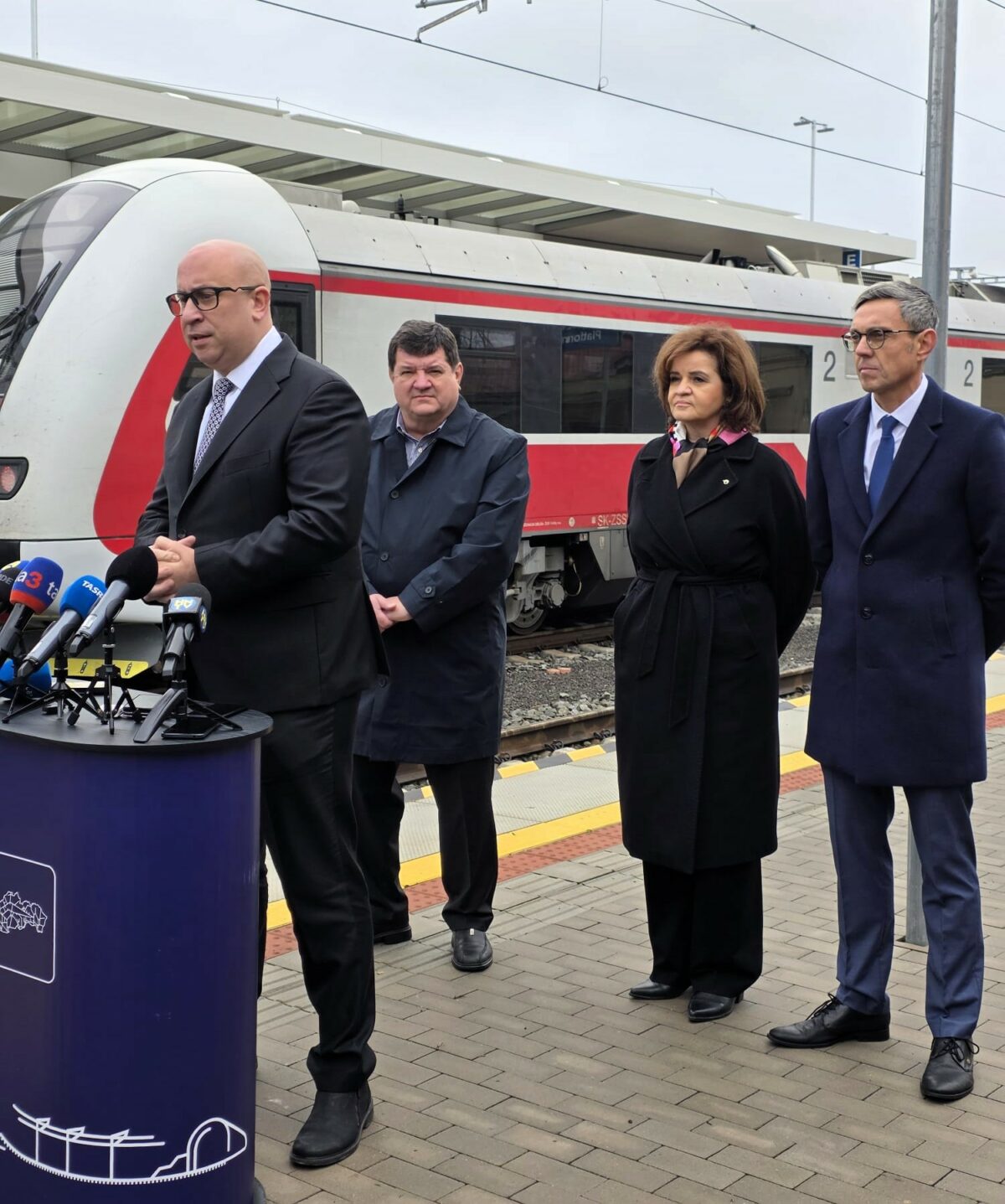 Na tlacovej konferencii md sr recnil jozef raz minister dopravy. za nim stoja zastupcovia zeleznicnych podnikov zsr zssk a zastupca zhotovitela rekonstrukcnych prac eltra.jpeg
