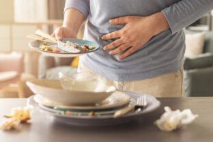Otrava jedlom spôsobuje bolesti brucha, nevoľnosť a tráviace ťažkosti po konzumácii kontaminovaného jedla