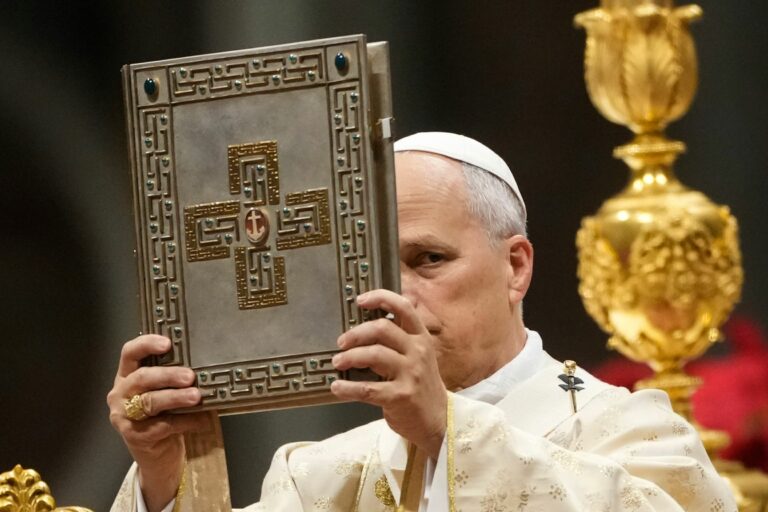 Pápež Lev XIV. počas vianočnej omše v Bazilike sv. Petra vo Vatikáne.