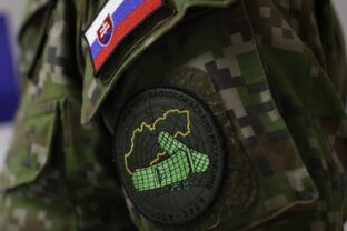 Podpredseda vlády a minister obrany Robert Kaliňák (Smer SD) sa v dnešný sviatočný deň vybral za príslušníkmi Vzdušných síl SR v Mierove.