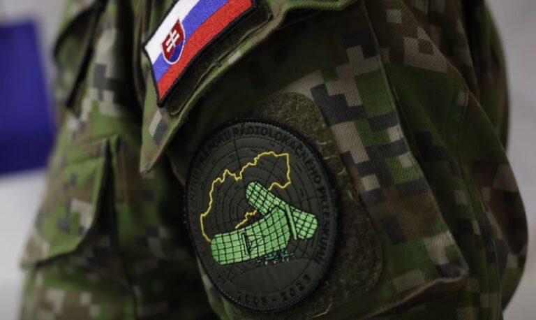 Podpredseda vlády a minister obrany Robert Kaliňák (Smer SD) sa v dnešný sviatočný deň vybral za príslušníkmi Vzdušných síl SR v Mierove.