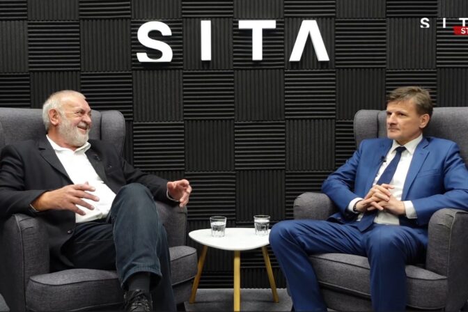 Poslanec Alojz Hlina počas rozhovoru pre SITA.