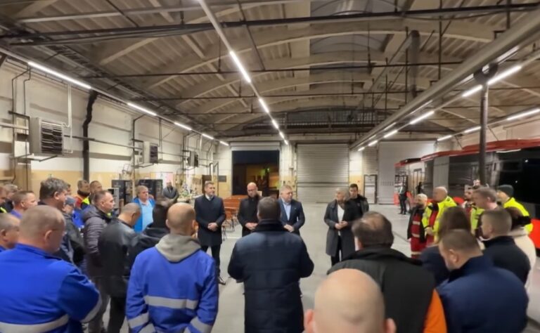 Premiér Robert Fico a minister dopravy Jozef Ráž navštívili zamestnancov Dopravného podniku Bratislava.