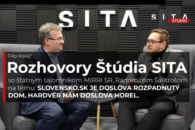 Radomír Šalitroš, štátny tajomník Ministerstva investícií, regionálneho rozvoja a informatizácie SR v rozhovore s Filipom Kováčom počas nahrávania video podcastu Rozhovory Štúdia SITA.