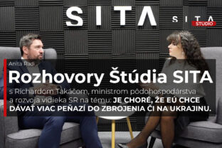 Richard Takáč, minister pôdohospodárstva a rozvoja vidieka v rozhovore s Anitou Radi počas nahrávania video podcastu v Štúdiu SITA.