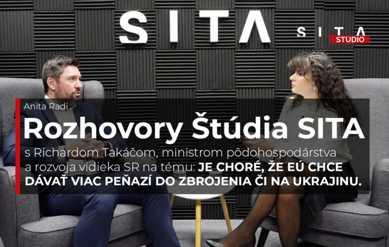 Richard Takáč, minister pôdohospodárstva a rozvoja vidieka v rozhovore s Anitou Radi počas nahrávania video podcastu v Štúdiu SITA.