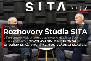 Roman Malatinec, poslanec NRSR za Stranu viqedieka v rozhovory s Pavlem Urbanom počas nahrávania video podcastu Rozhovory Štúdia SITA,