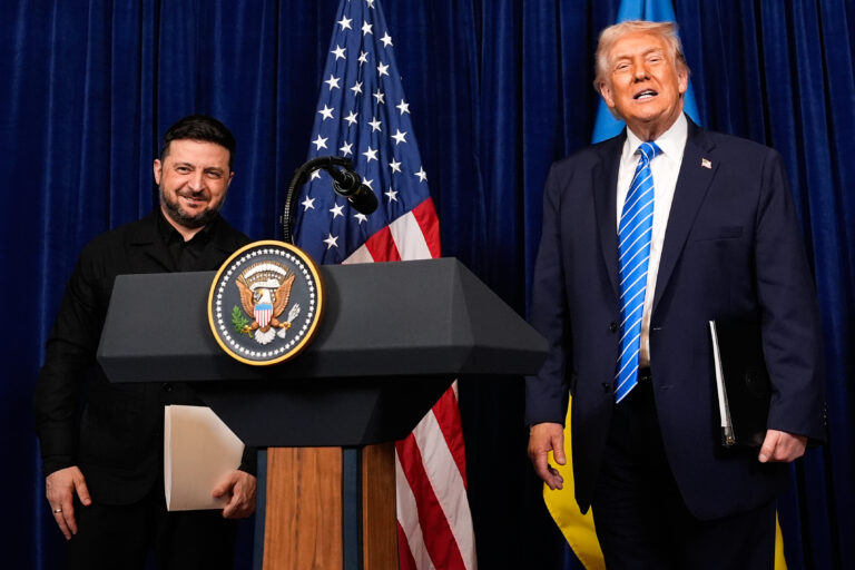 Šéf Bieleho domu Donald Trump a ukrajinský prezident Volodymyr Zelenskyj na tlačovej konferencii po ich stretnutí v Mar a Lago na Floride.