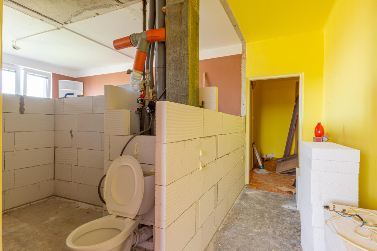 Zbúranie umakartového jadra a výstavba novej priečky.