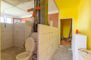 Zbúranie umakartového jadra a výstavba novej priečky.