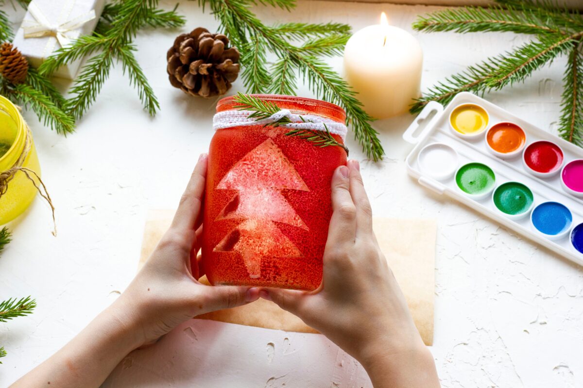 vianočný svietnik zo zaváraninového pohára