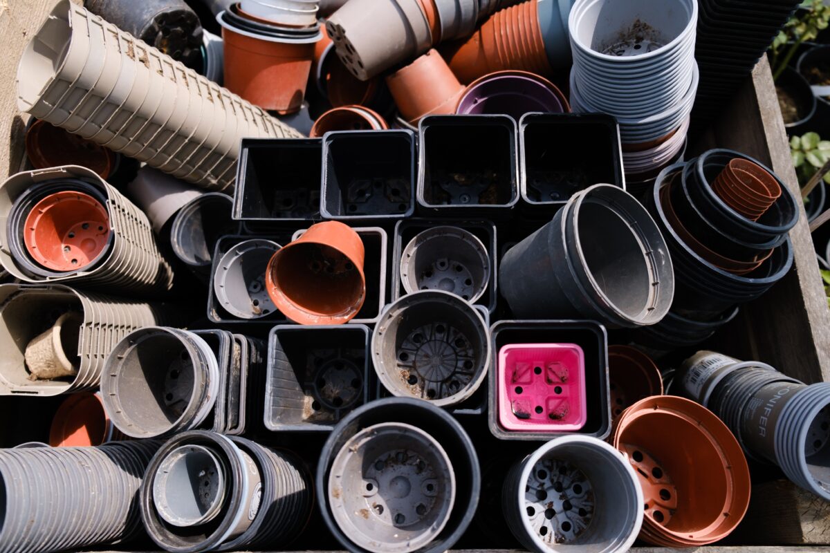 staré plastové kvetináče