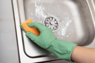 čistenie nerezového drezu