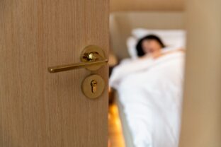 otvorené dvere do spálne počas spánku