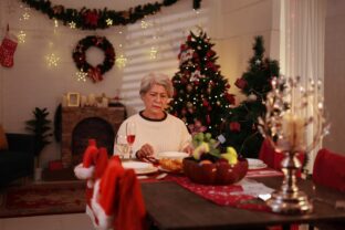 dôchodkyňa sama doma na Vianoce