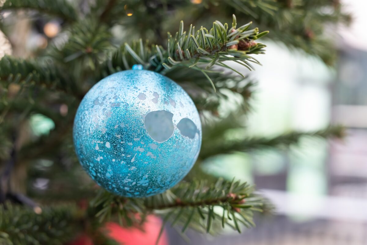 rozbitá vianočná ozdoba