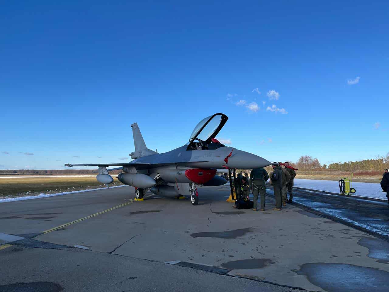 Tri st&iacute;hačky F-16 prist&aacute;li na vojenskom letisku v Kuchyni, Slovensko ich m&aacute; už desať &ndash; VIDEO, FOTO - SITA.sk