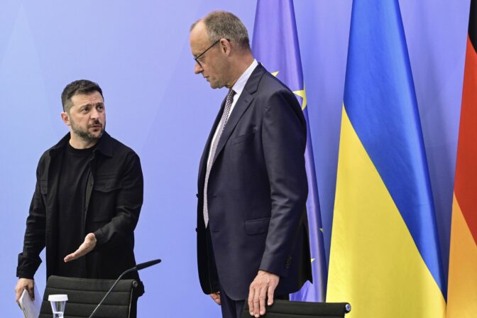 Ukrajinský prezident Volodymyr Zelenskyj a nemecký kancelár Friedrich Merz.
