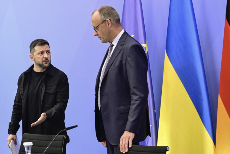 Ukrajinský prezident Volodymyr Zelenskyj a nemecký kancelár Friedrich Merz.