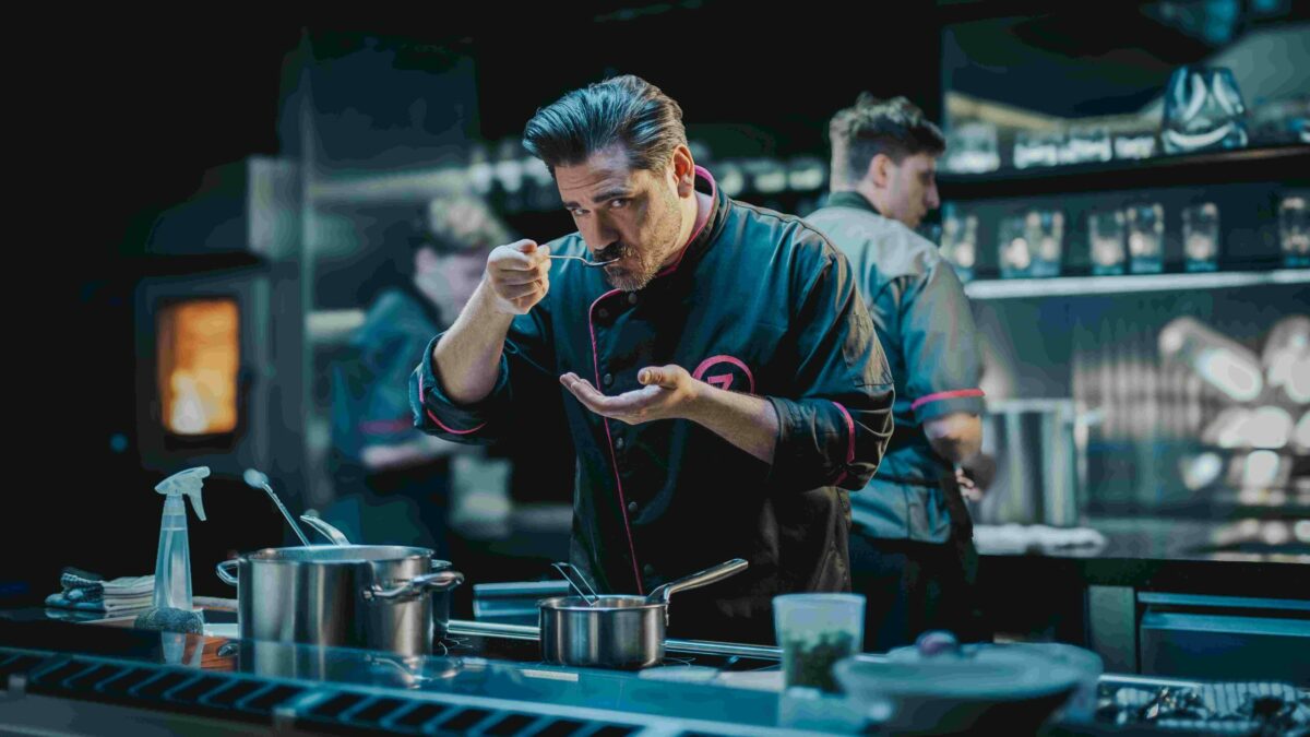 V restauracii pomaha hrebickovej vojta kotek ako mirek_ked sa zhasne foto bontonfilm.jpg