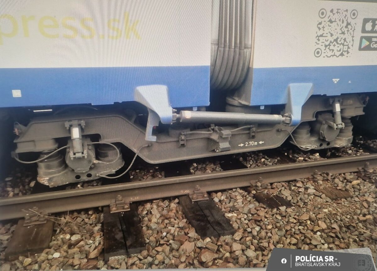 Vykoľajená súprava vlaku Leo Expres pri Hlavnej stanici v Bratislave.