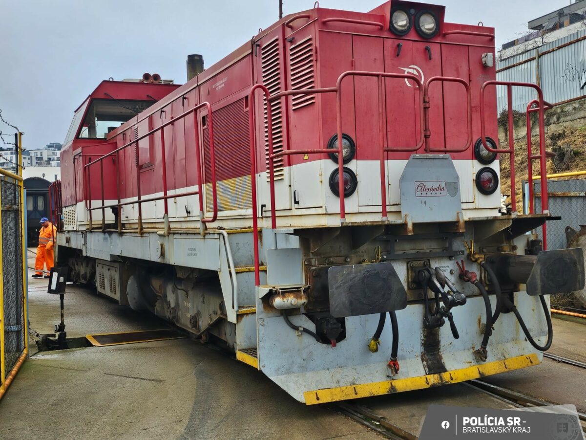 Vykoľajený rušeň v areáli železničnéde depa.
