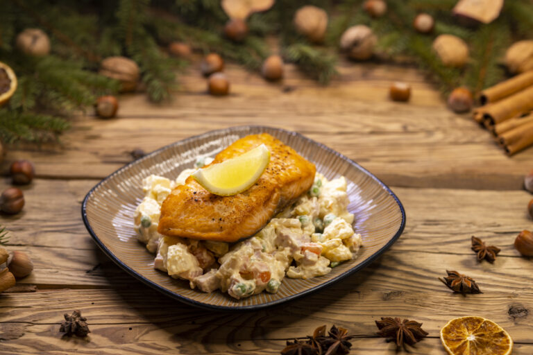 Zdravší zemiakový šalát so zeleninou a pečeným lososom na štedrovečernom stole