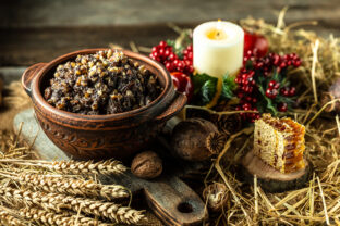 Štedrovečerné jedlá a symboly Vianoc – tradičné jedlo, sviečka, orechy a obilné klasy spojené s veštením na Štedrý večer
