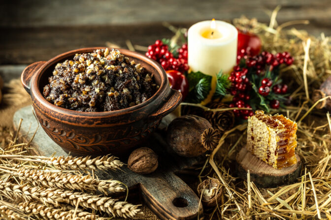 Štedrovečerné jedlá a symboly Vianoc – tradičné jedlo, sviečka, orechy a obilné klasy spojené s veštením na Štedrý večer